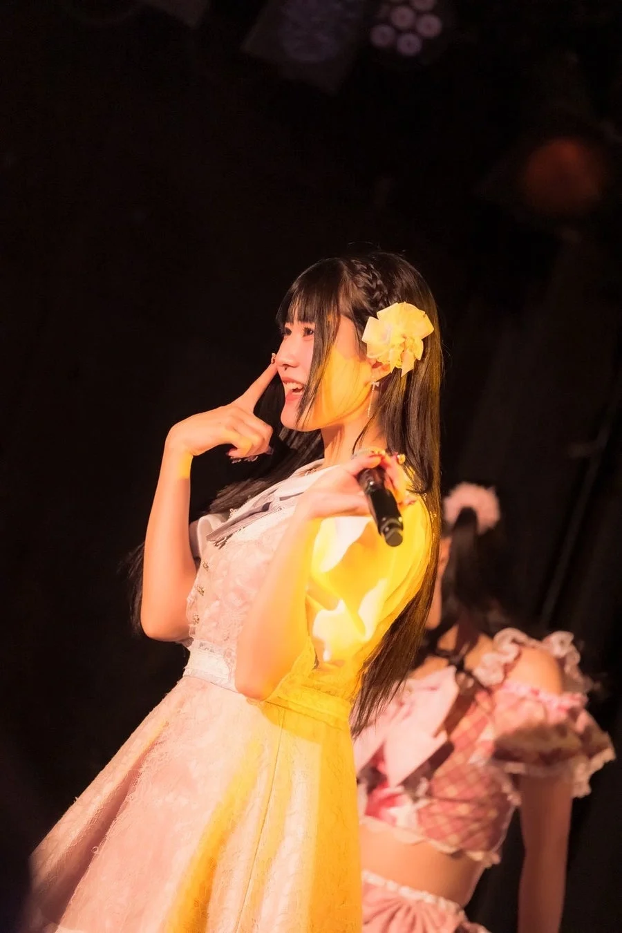 ステージでパフォーマンスするLuna Amourのメンバー