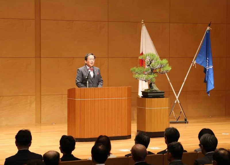 スピーチをする那須学長