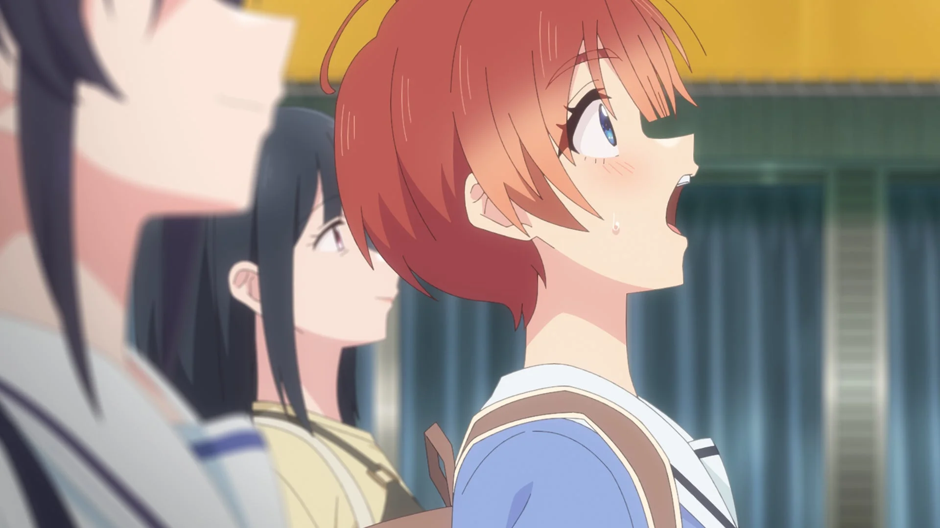 見上げる女子生徒たち