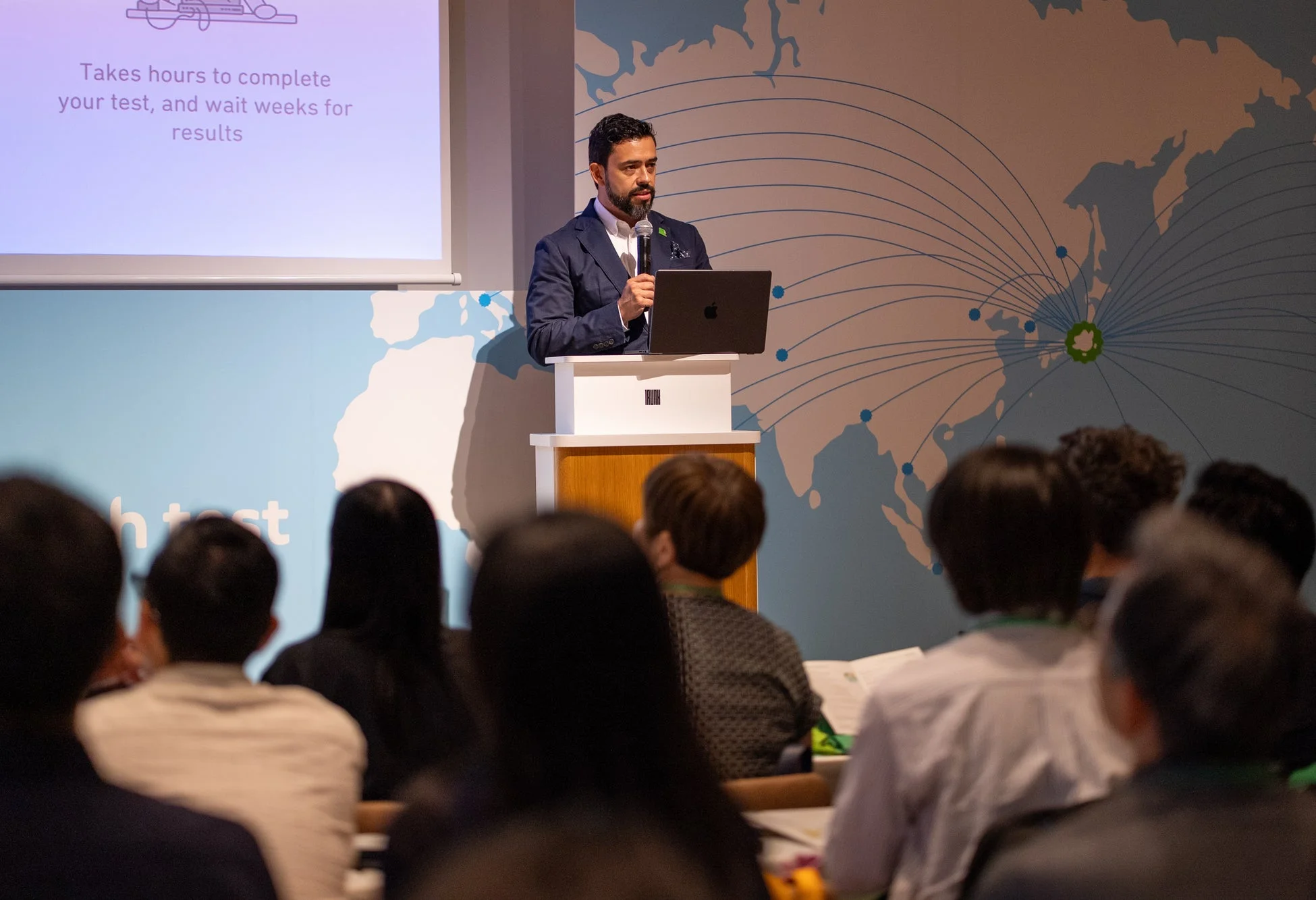 会議で男性がプレゼンテーションを行っている様子