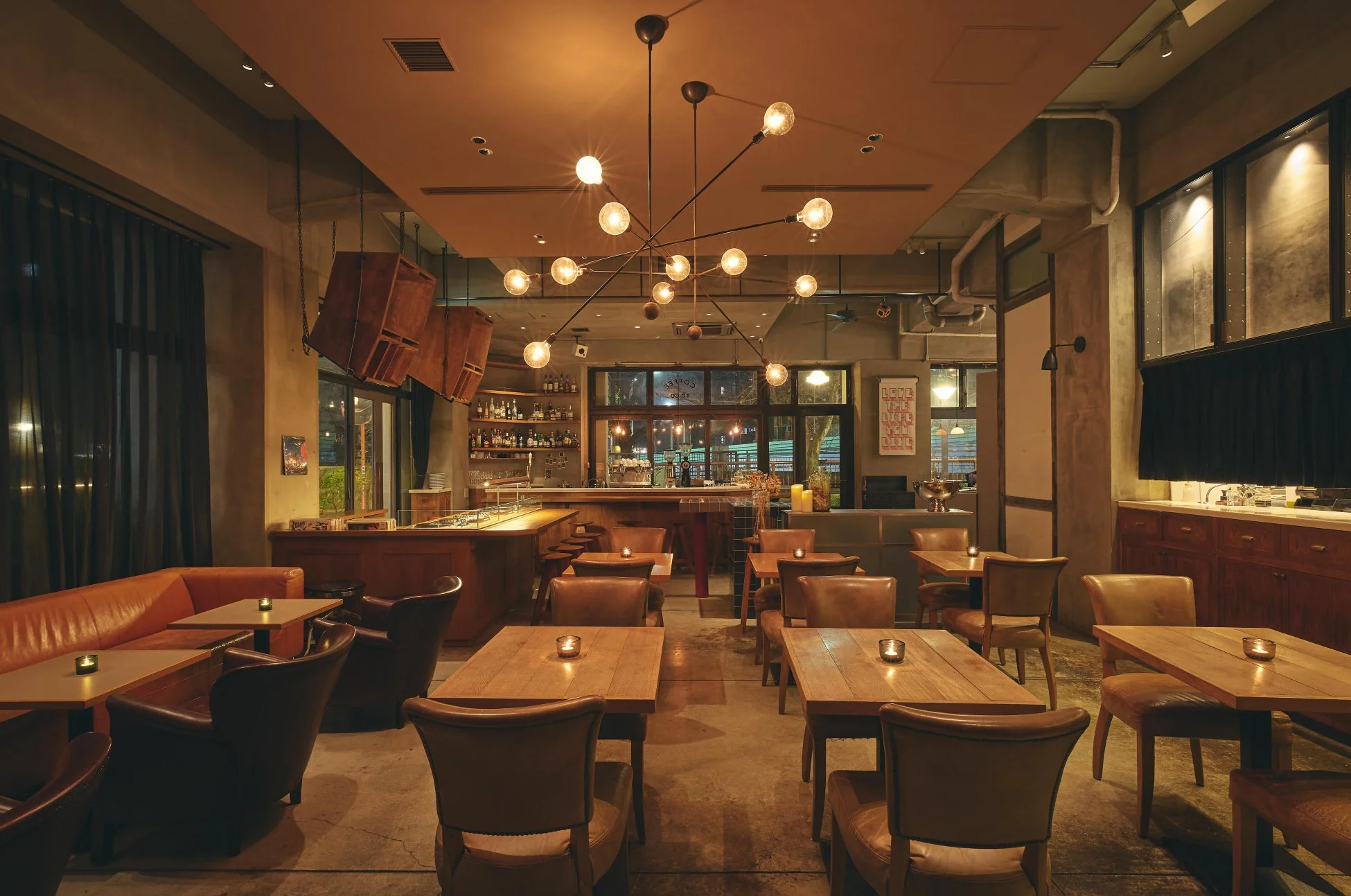 RIVERSIDE CLUBの夜の店内