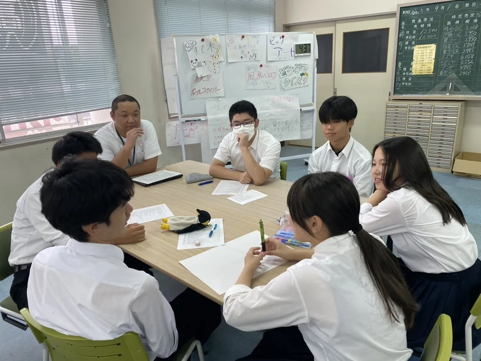 神島屋の生徒たちによる学習風景