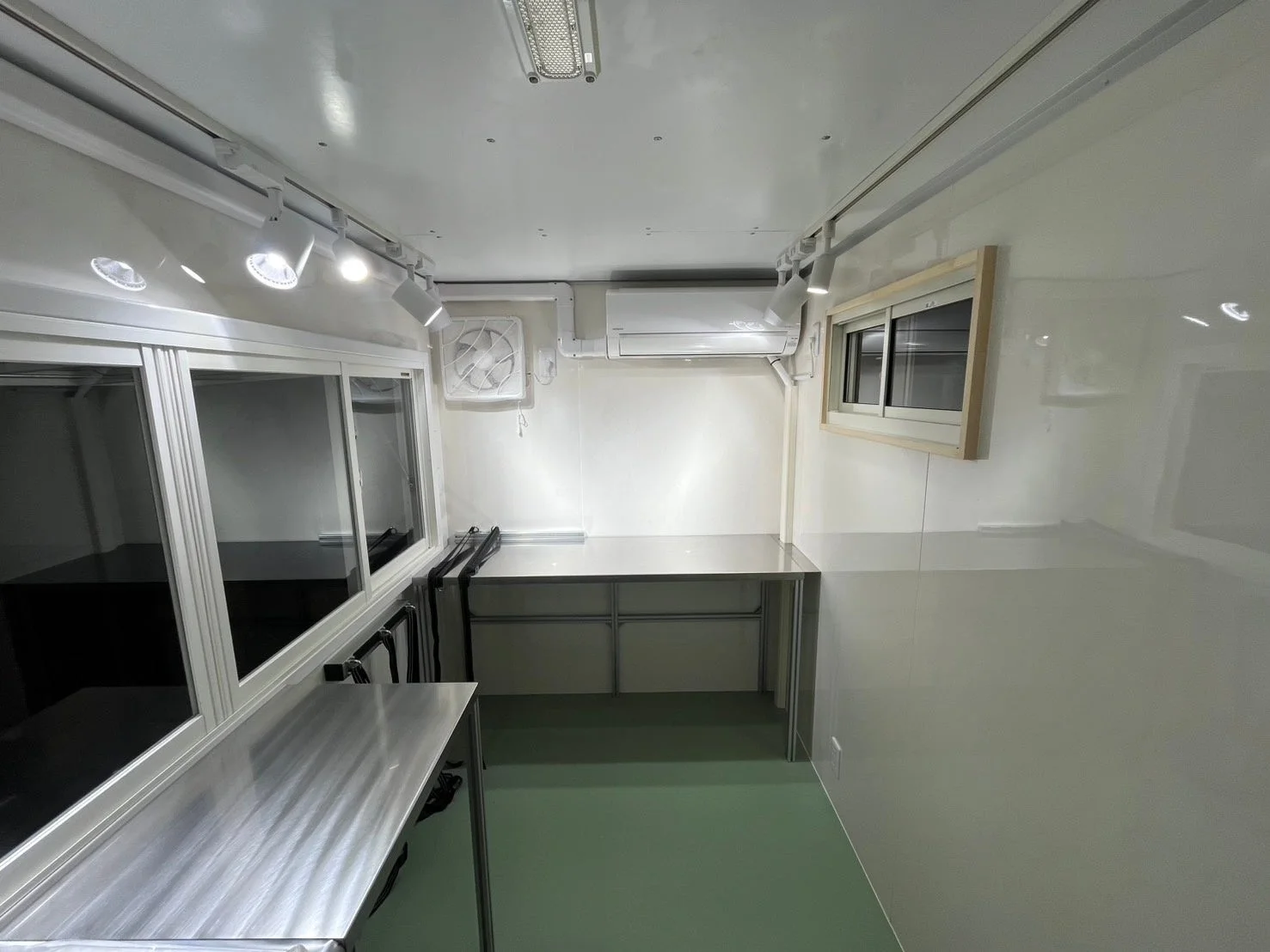 移動手術車内部の作業スペース