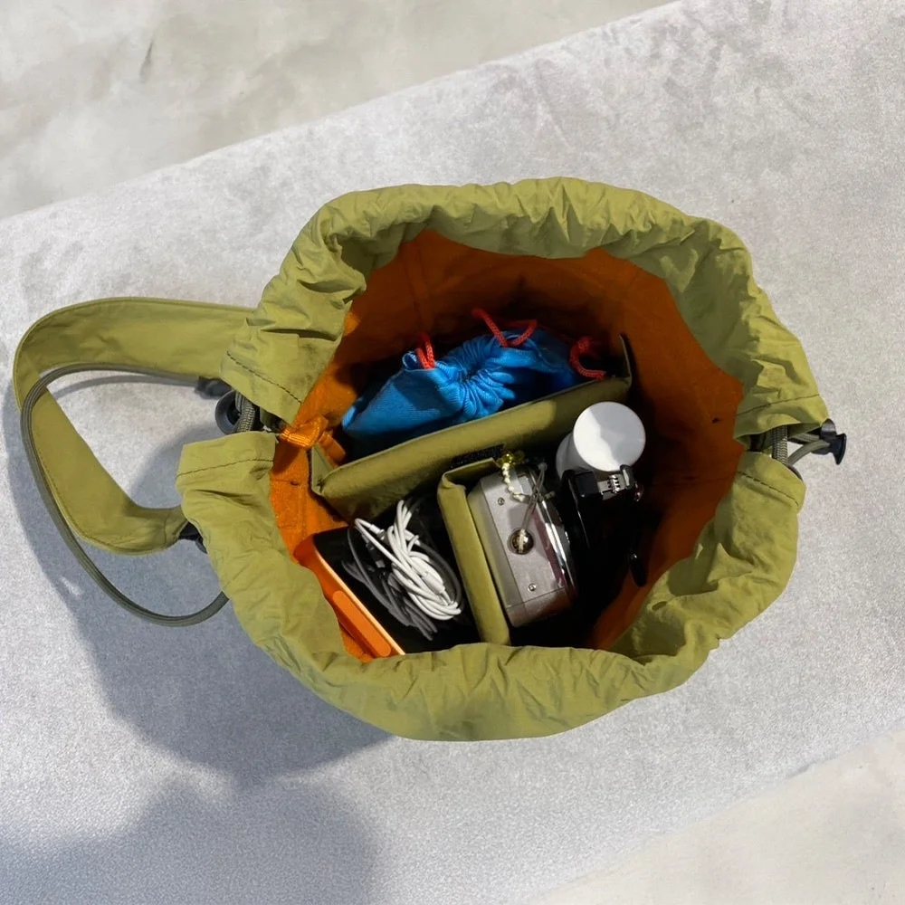 カーキ色の巾着バッグの中身