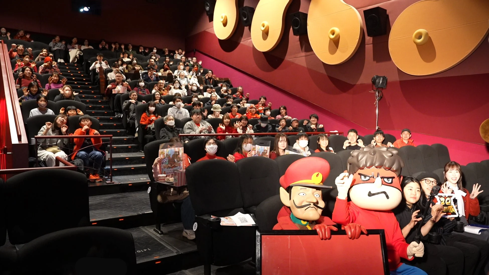 イベントを楽しむ観客とマスコット