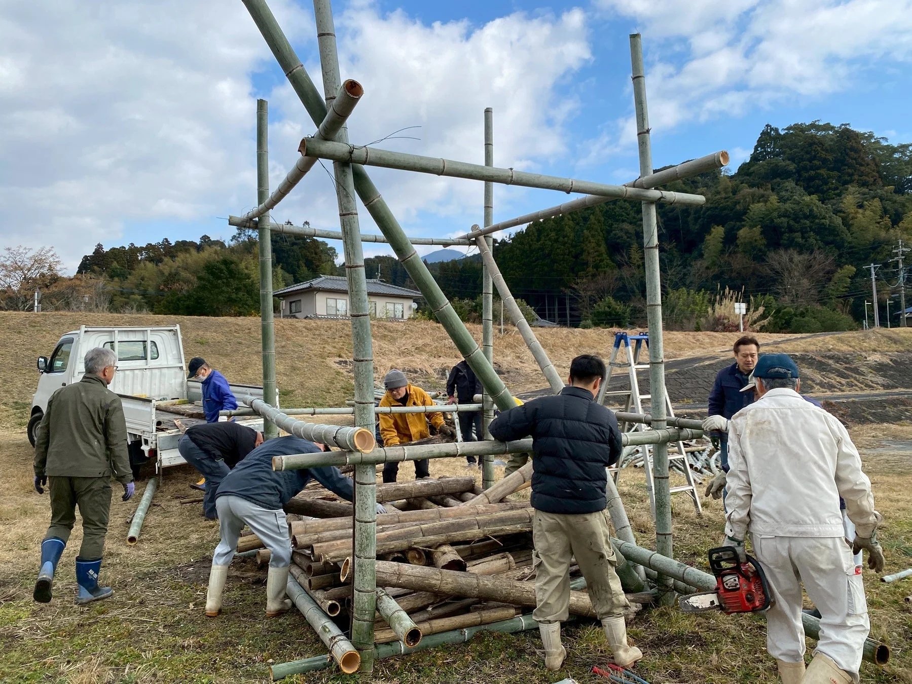 竹を切り出す共同作業の様子