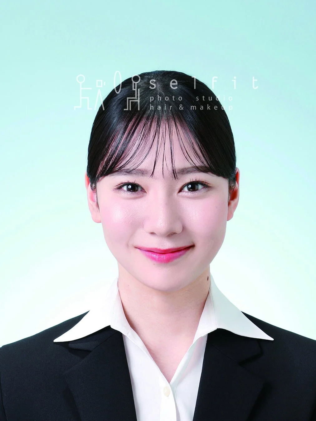 笑顔で写る若い女性の証明写真