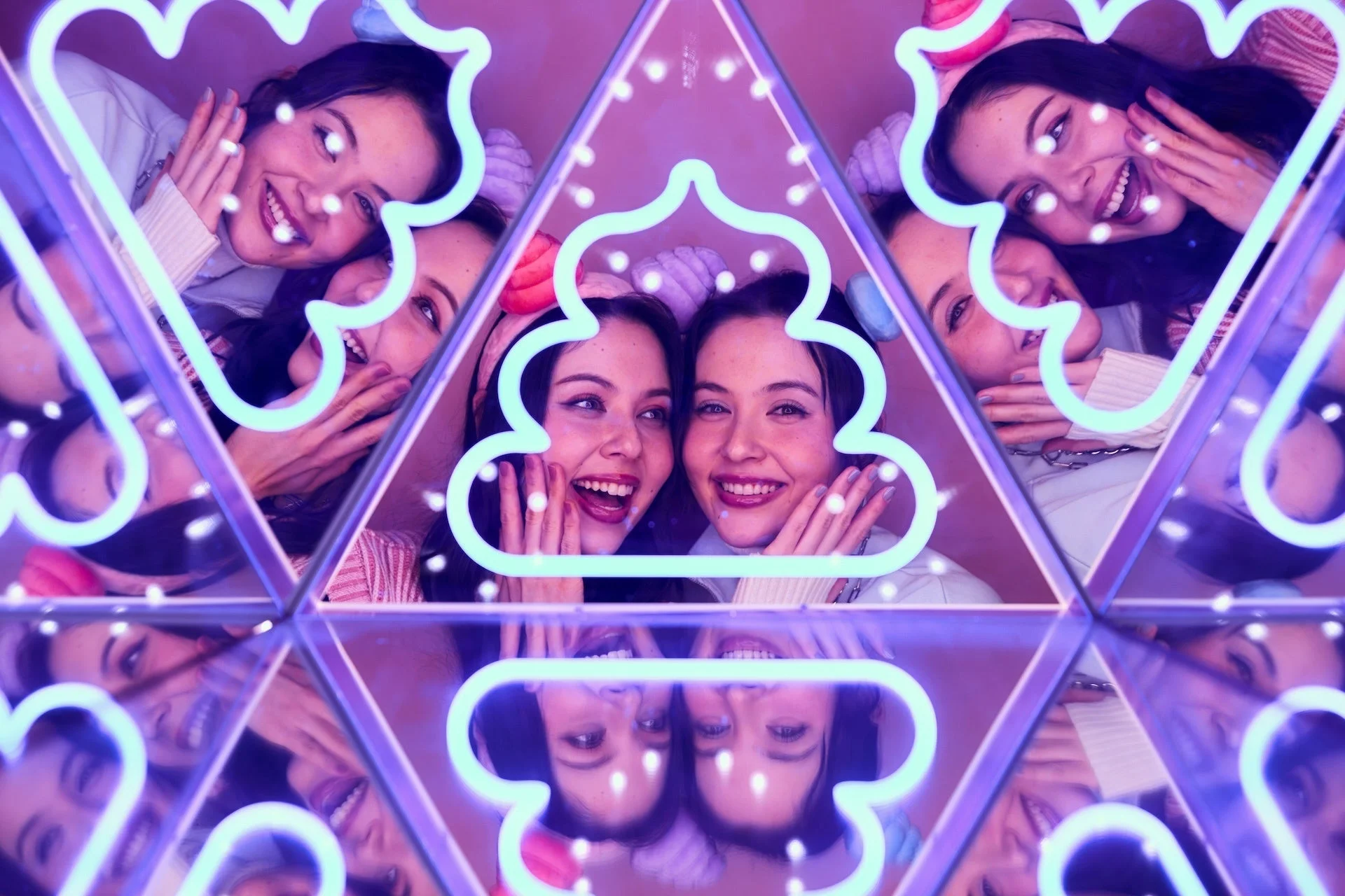 無限うんこを楽しむ若い女性たち