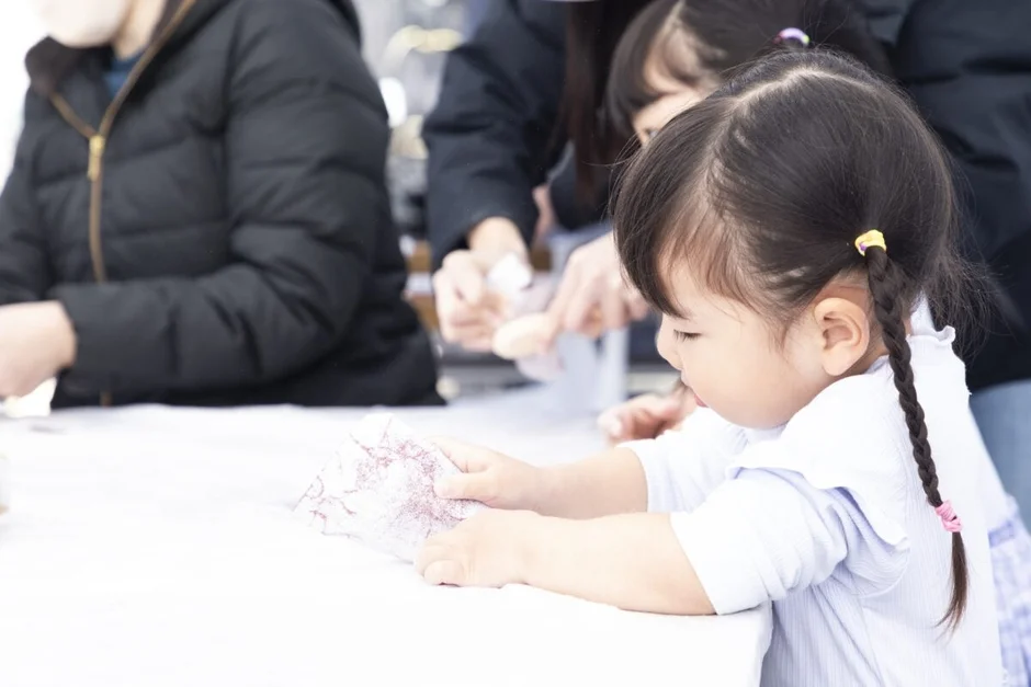 ワークショップで作業する子ども