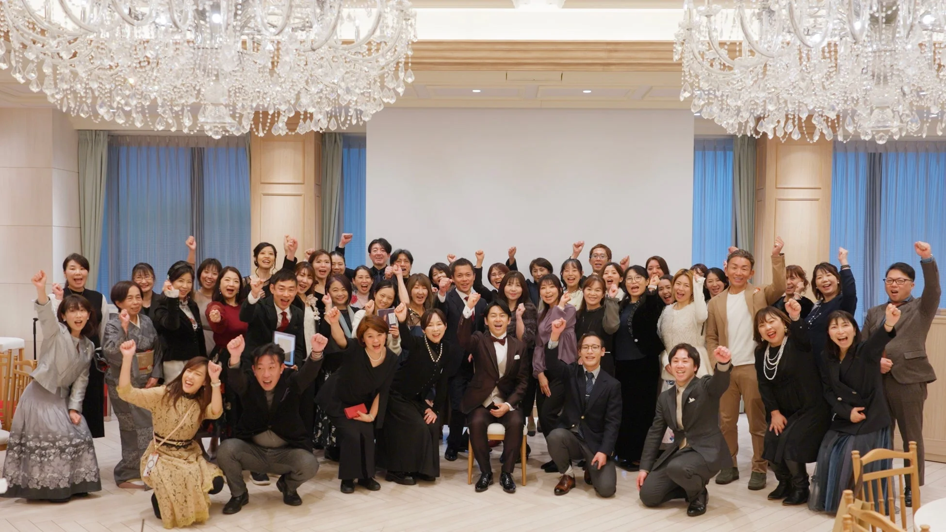 多くの人々が喜びを表現する集合写真