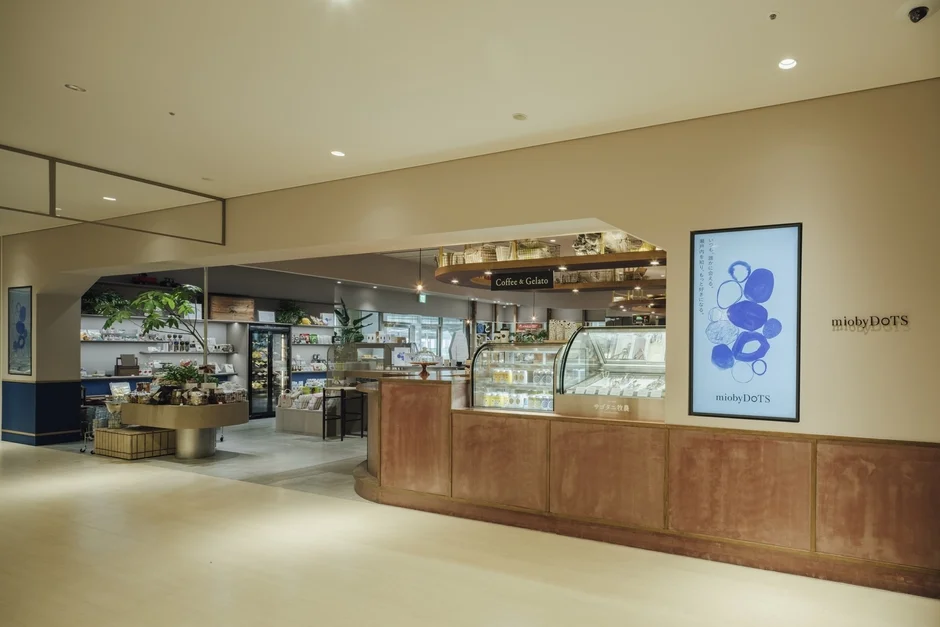 mioby DoTSのカフェカウンター