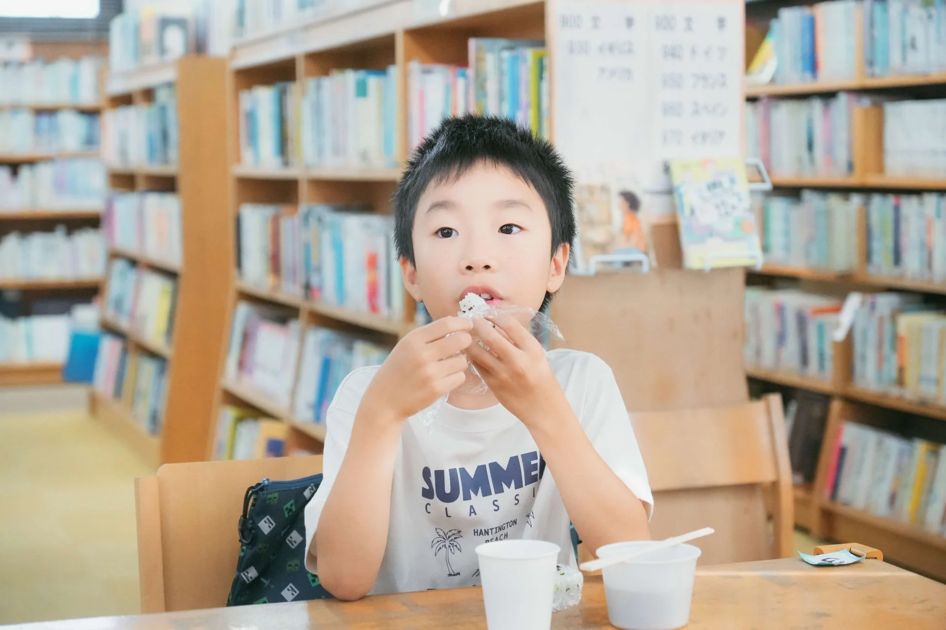 おにぎりを食べる少年