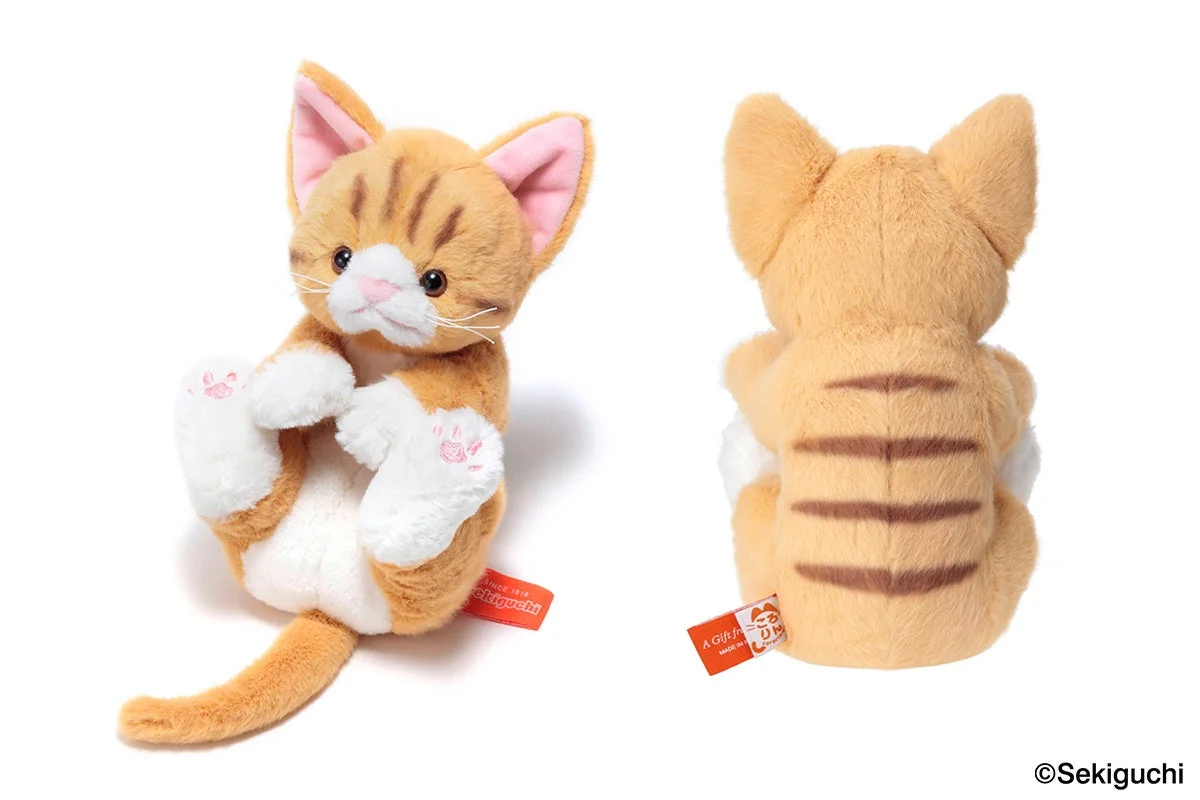 茶トラ猫のぬいぐるみの正面と背面