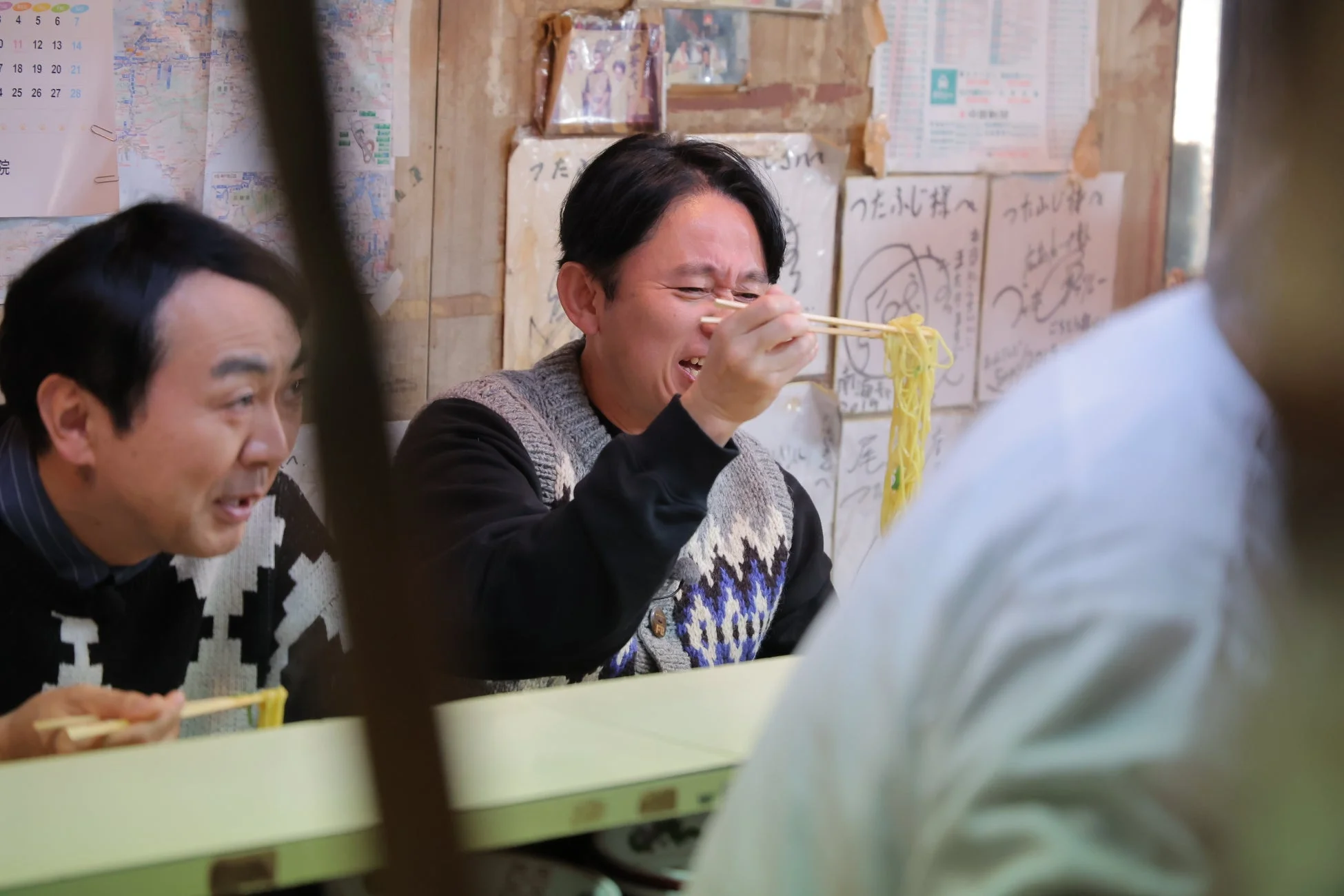 尾道ラーメンを食べる男性たち