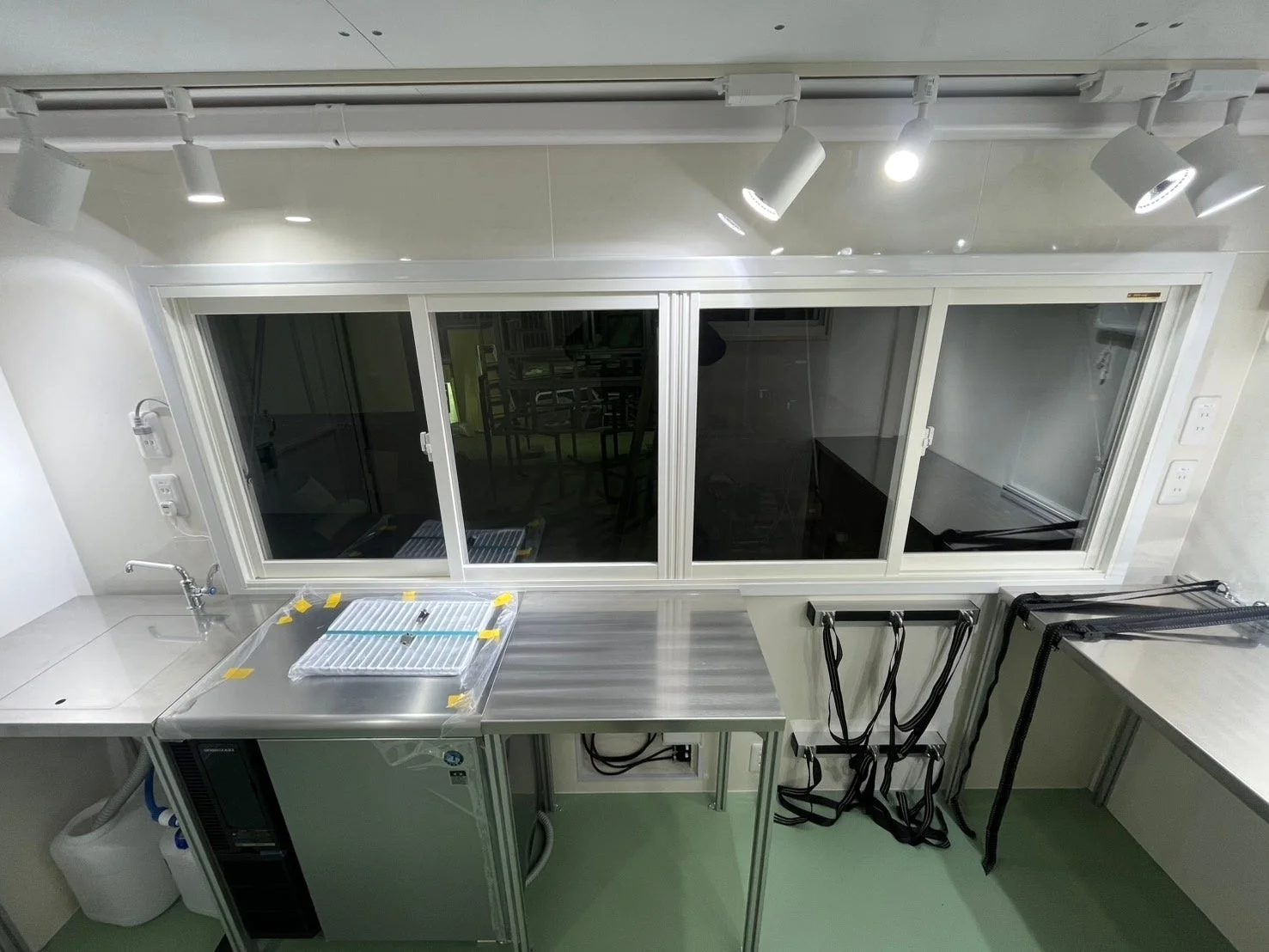 移動手術車内部のワークスペース