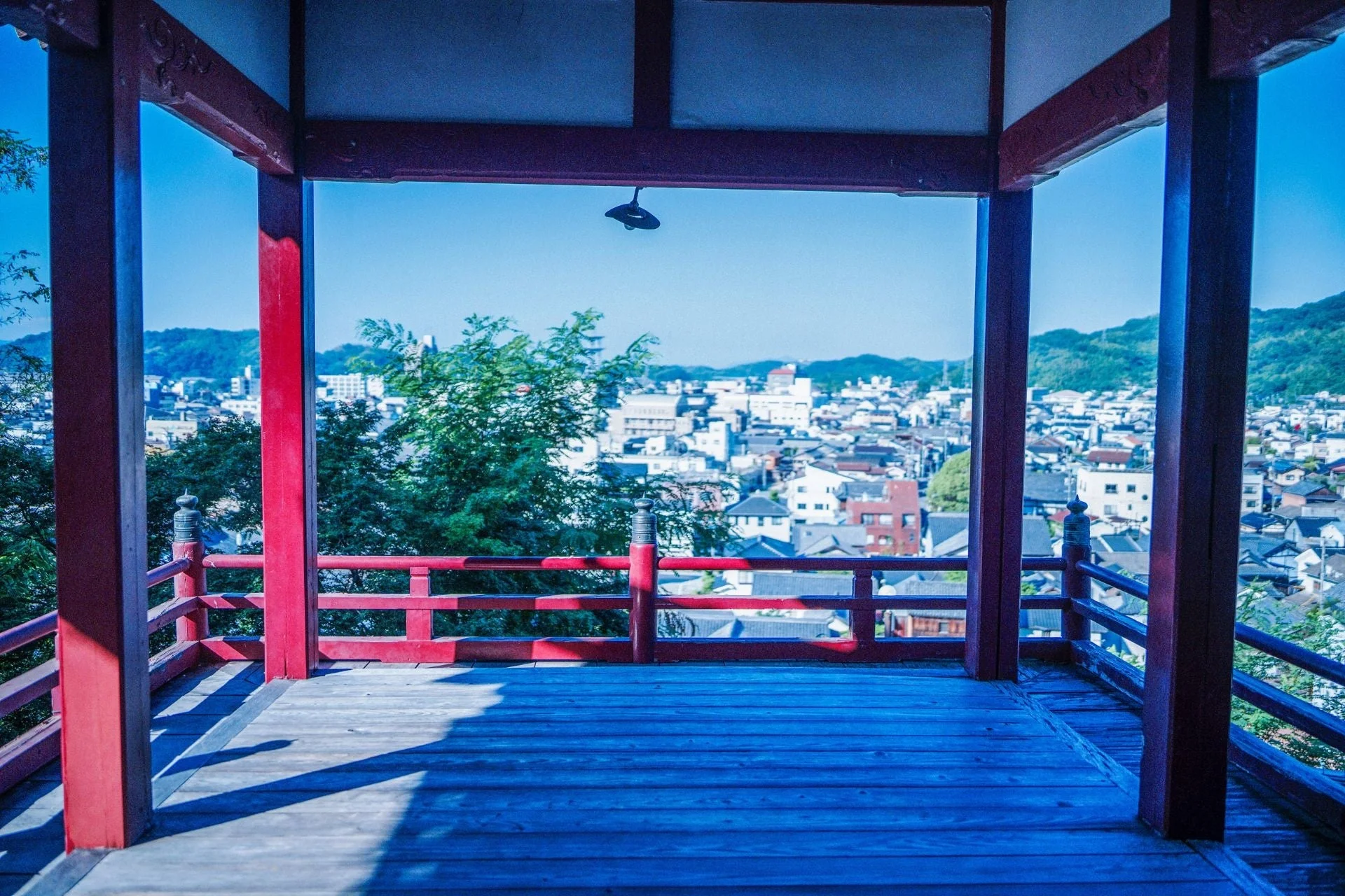 日本の風景、街並み、展望台、寺院、伝統建築、赤色、青空、山