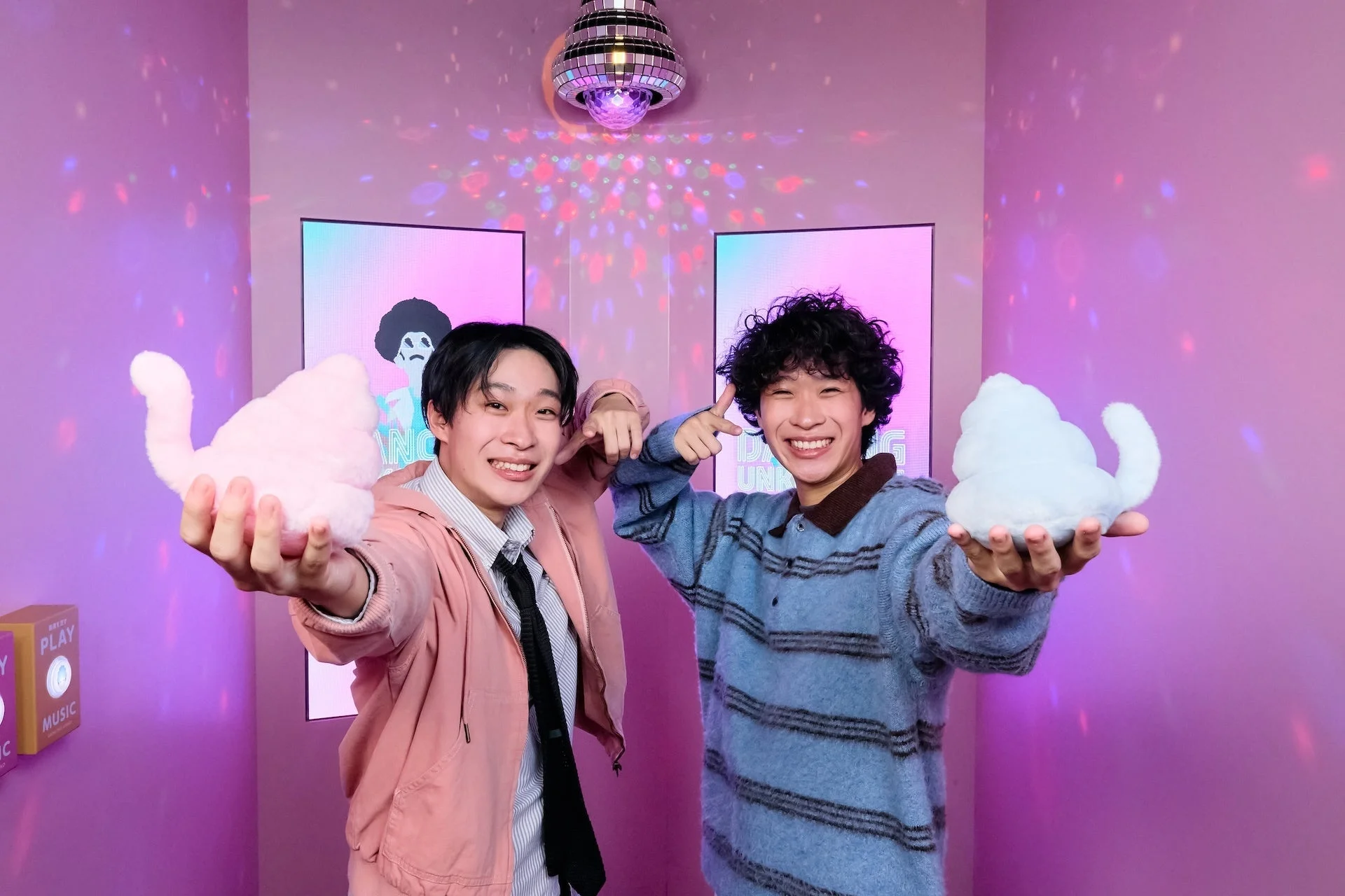 ダンシングうんこルームで踊る男性二人組