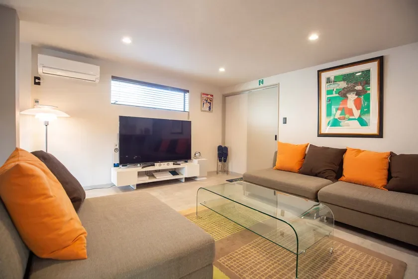 落ち着いた色合いのリビングルーム