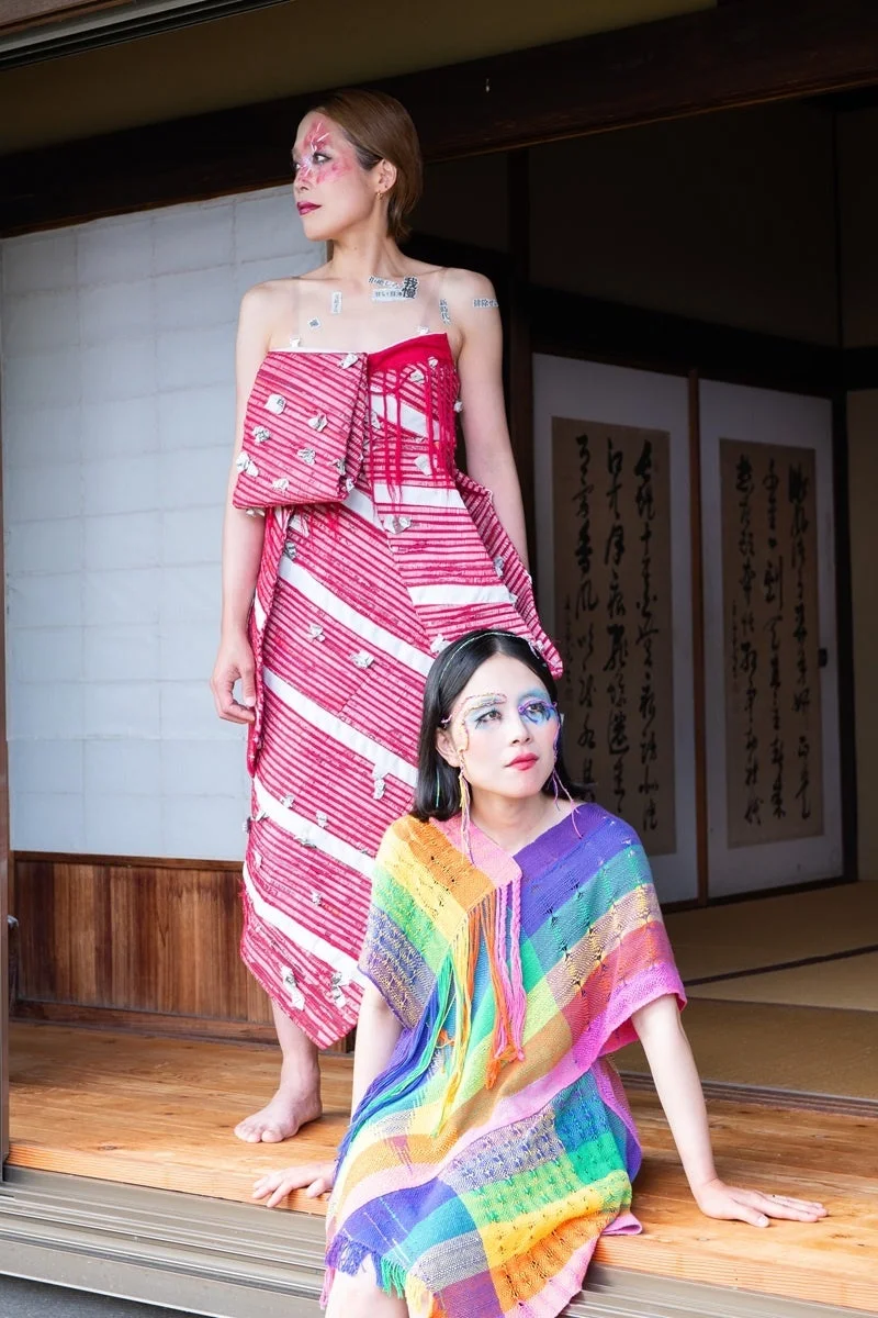 個性的なファッションとメイクアップの女性二人