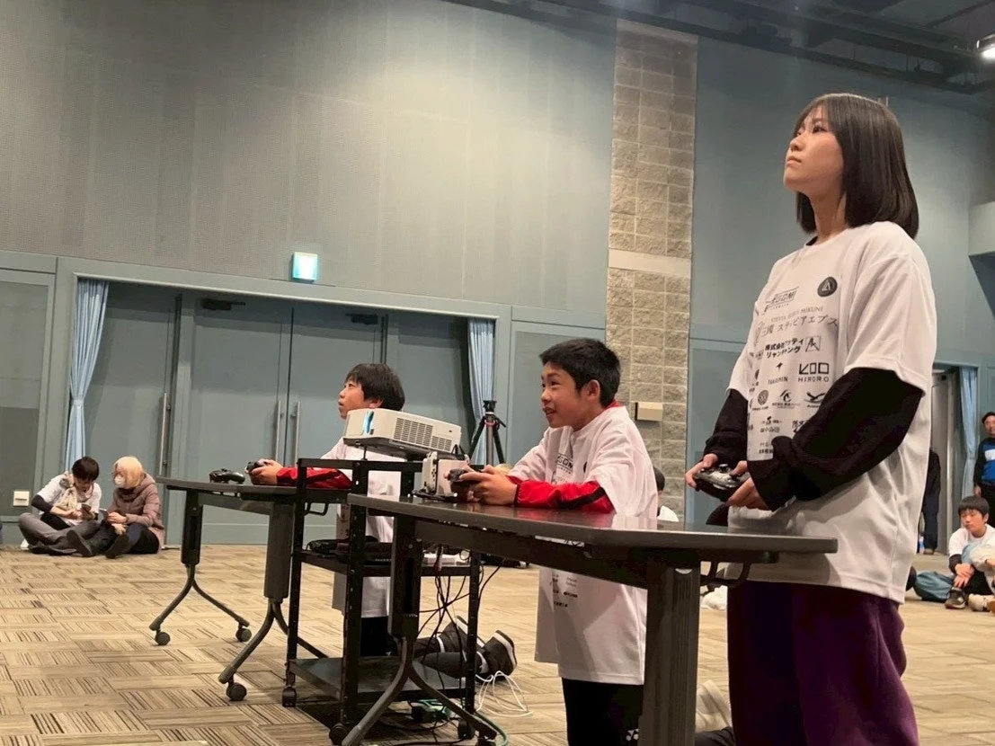 eスポーツイベントでゲームを楽しむ子供たち