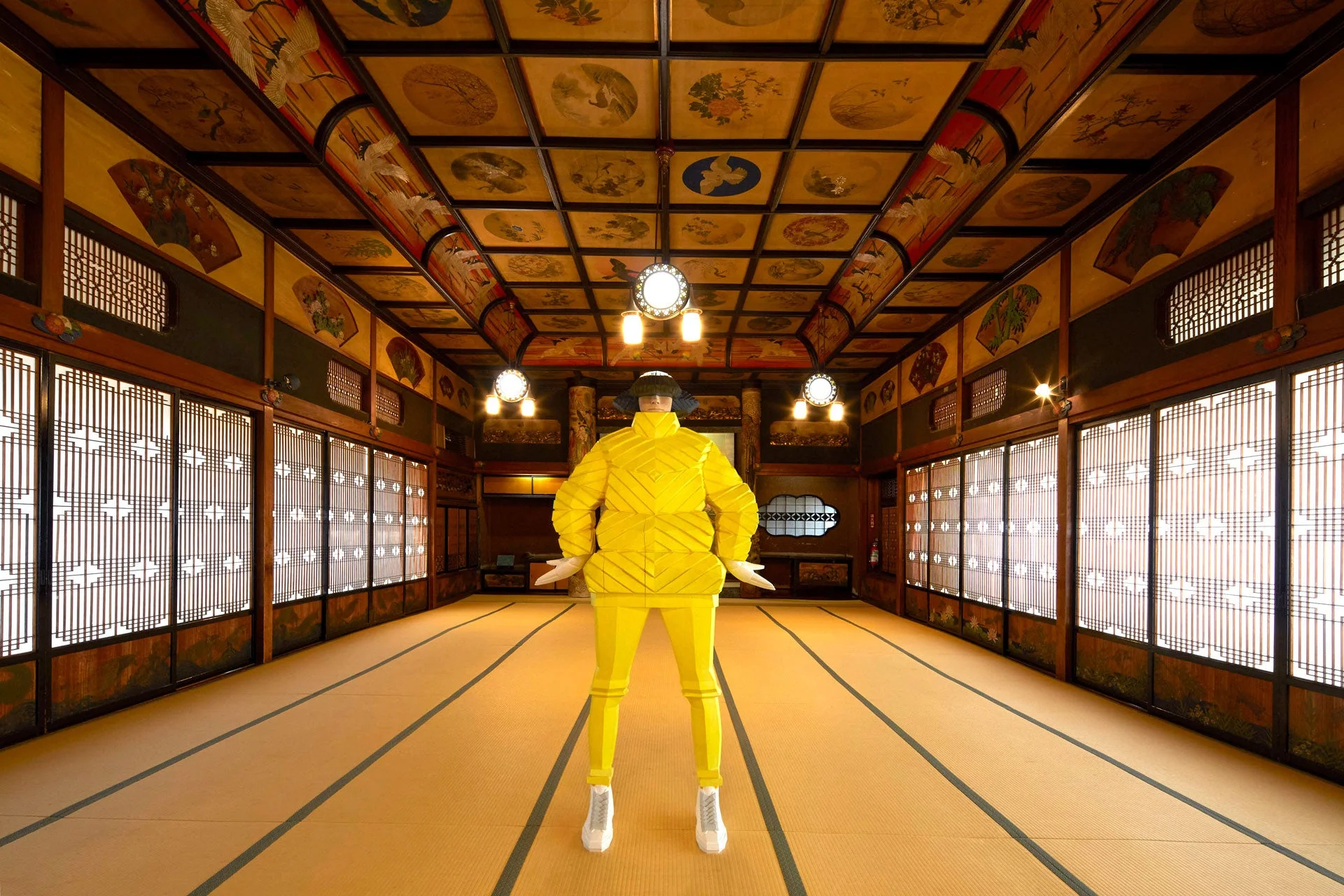 伝統的な和室に立つ鮮やかな衣装の人物