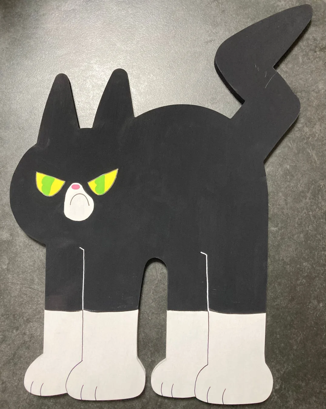 雷のしっぽを持つ黒猫のキャラクターグッズ
