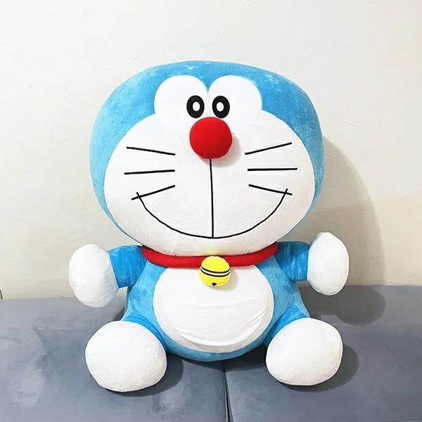 ソファに座る特大ドラえもん
