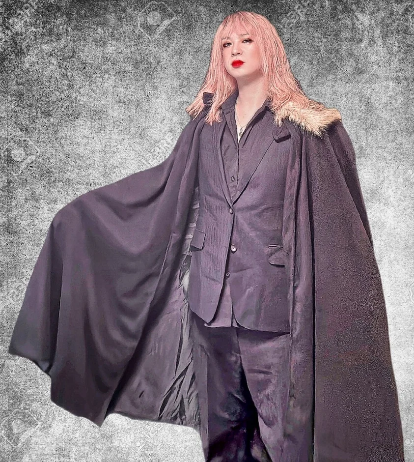 ピンク色の髪と赤いリップが印象的な人物のポートレート