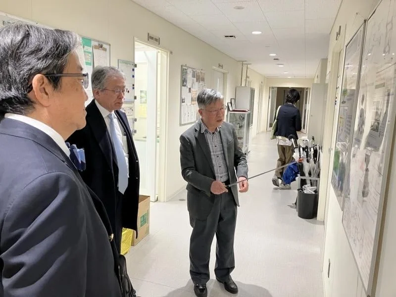 廊下での説明の様子