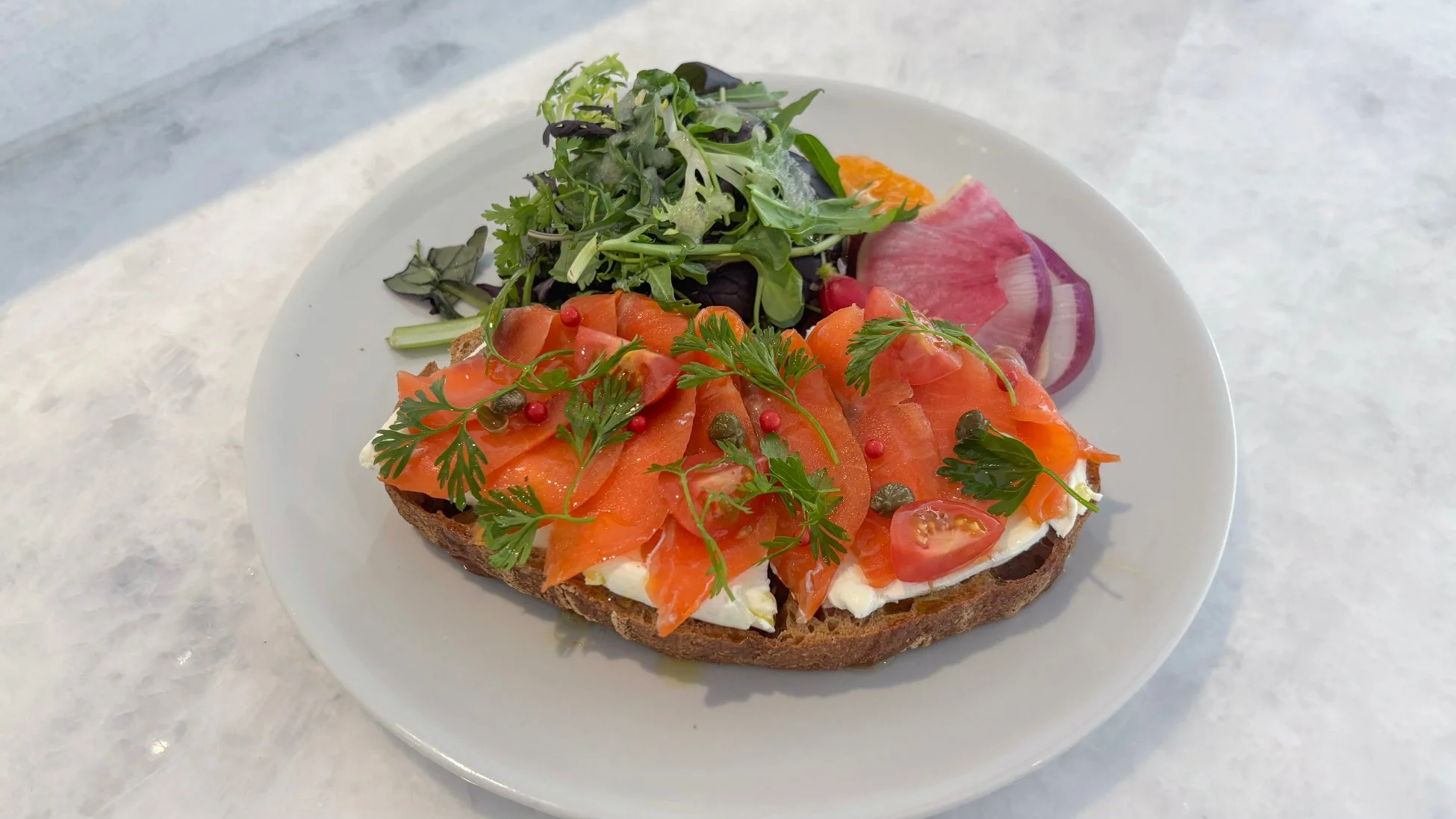 スモークサーモンとクリームチーズのオープンサンド