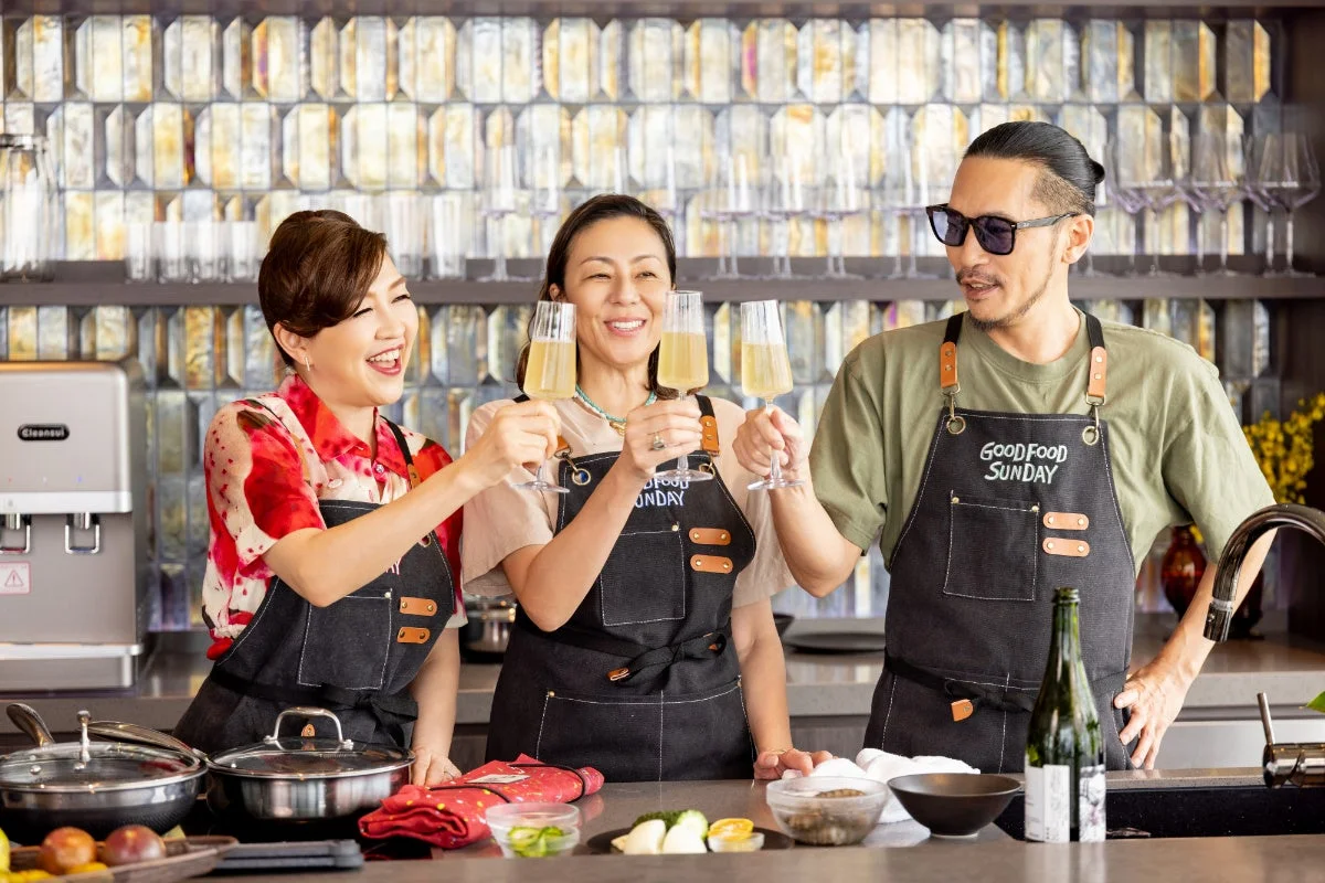 クッキングを楽しむZeebraさん、杉山絵美さん、RIKACOさん