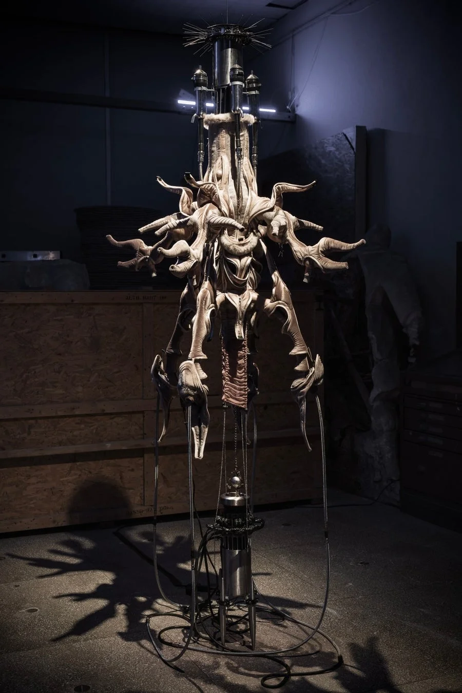 有機的かつ機械的な要素が融合した現代アート彫刻