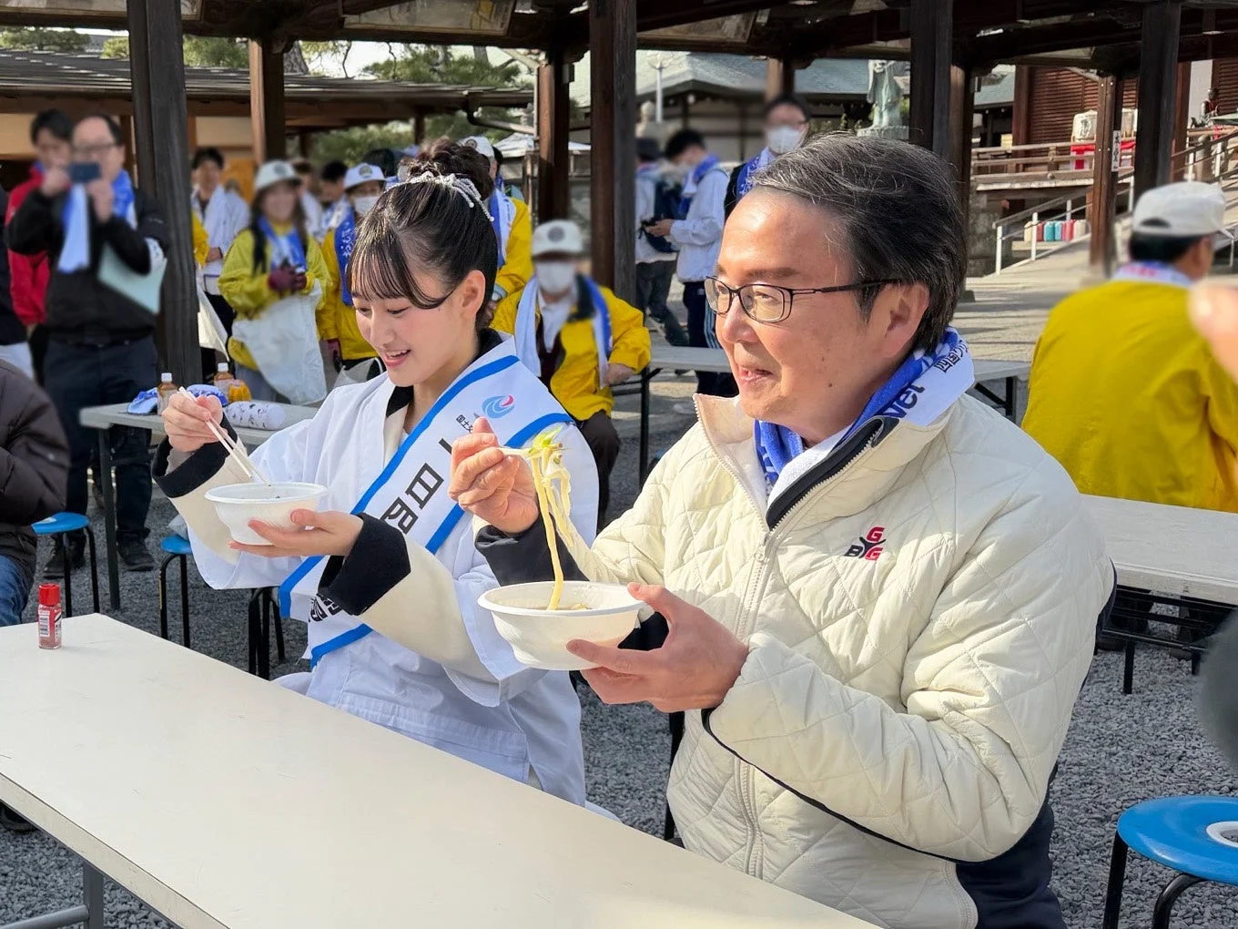 うどんを振る舞われる様子