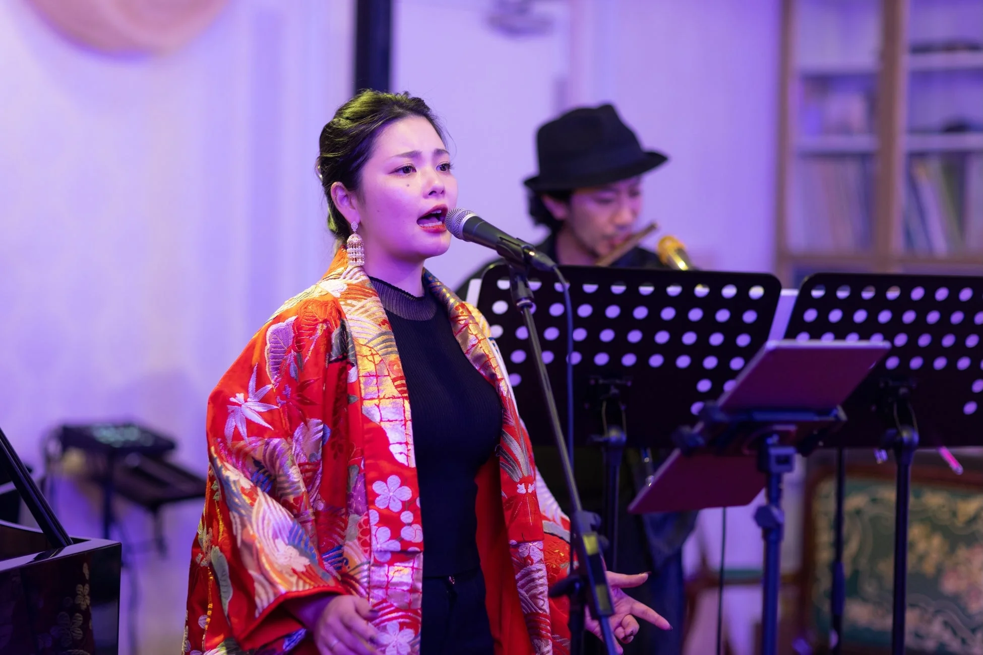着物風衣装の歌手とフルート奏者