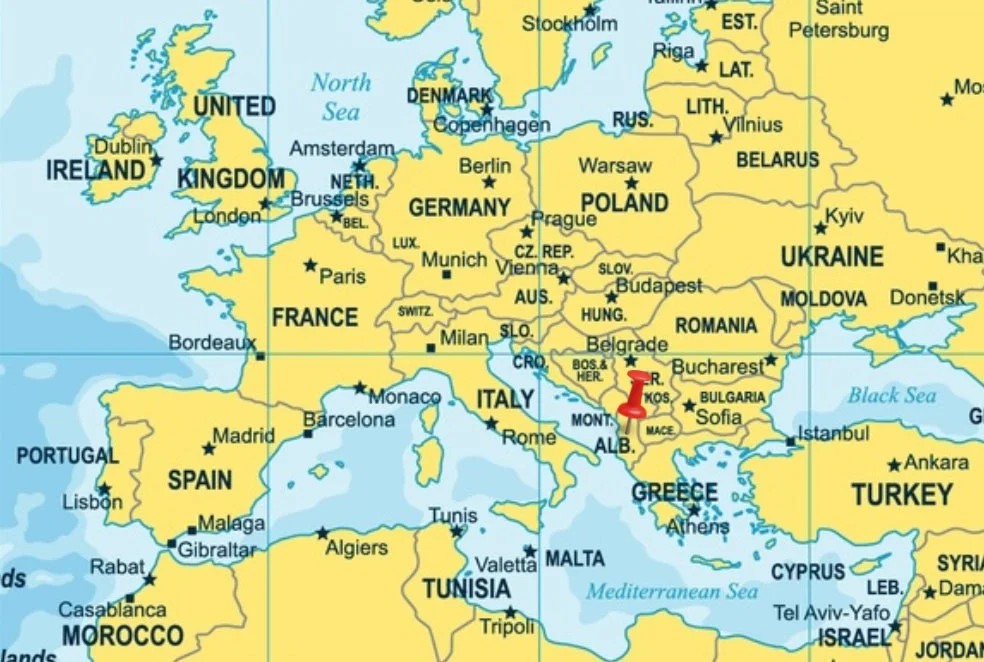 ヨーロッパの地理を示す地図、バルカン半島にピンが刺されている