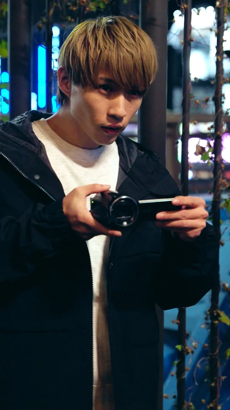 ビデオカメラを操作する男性