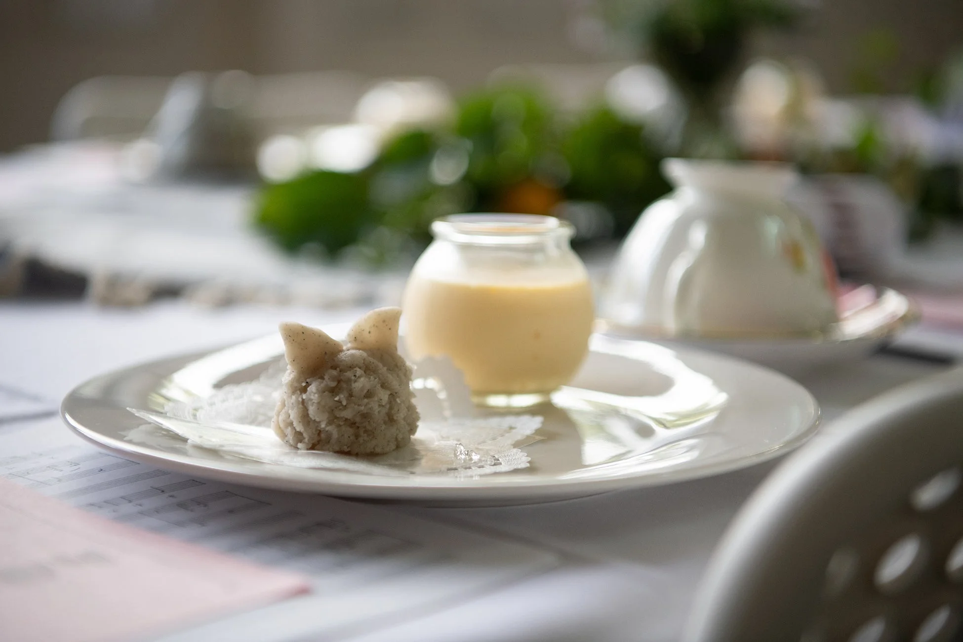 可愛らしいお菓子とプリンが並ぶテーブル