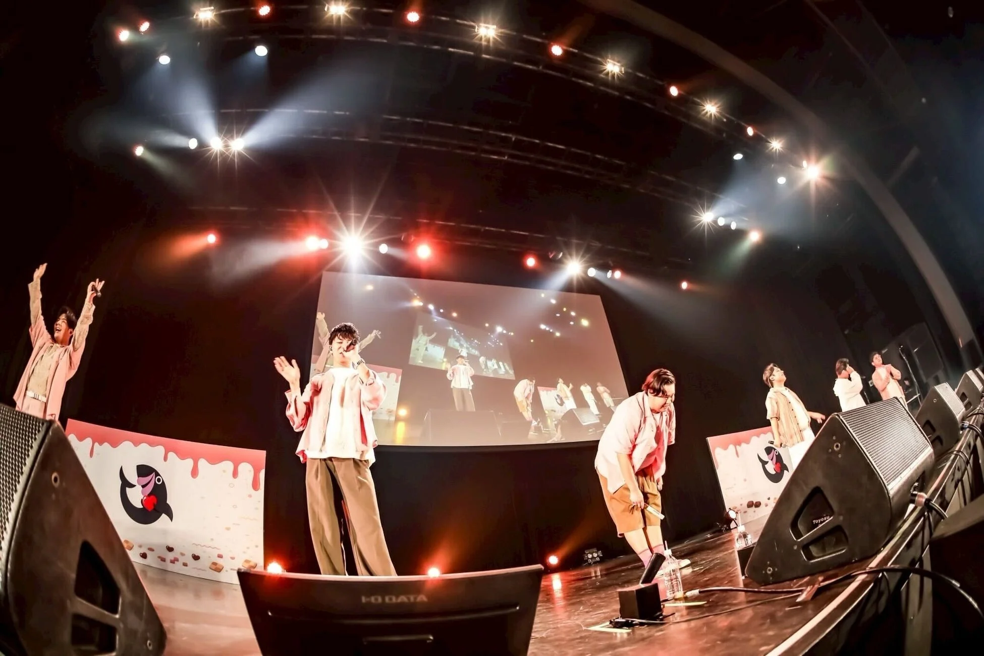 ステージでのグループパフォーマンス