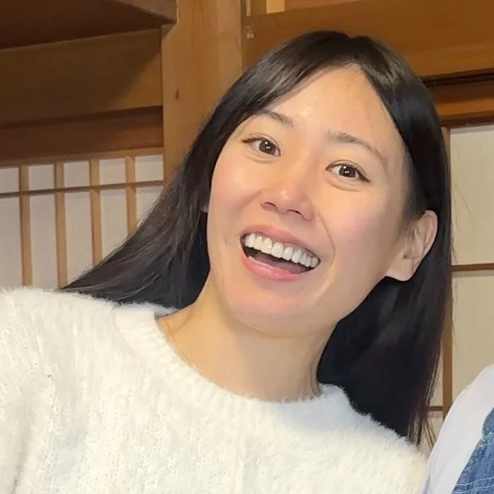 白いセーターを着て笑顔の女性