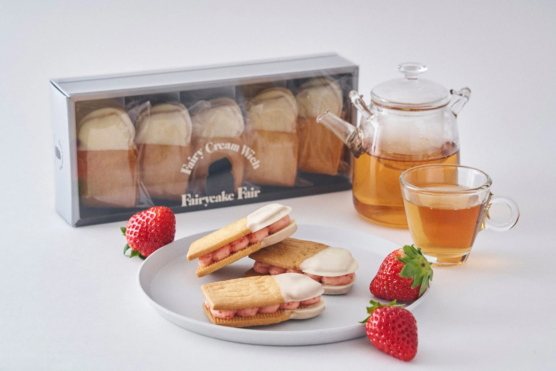 いちごクリームのビスケットサンドと新鮮ないちご、温かい紅茶