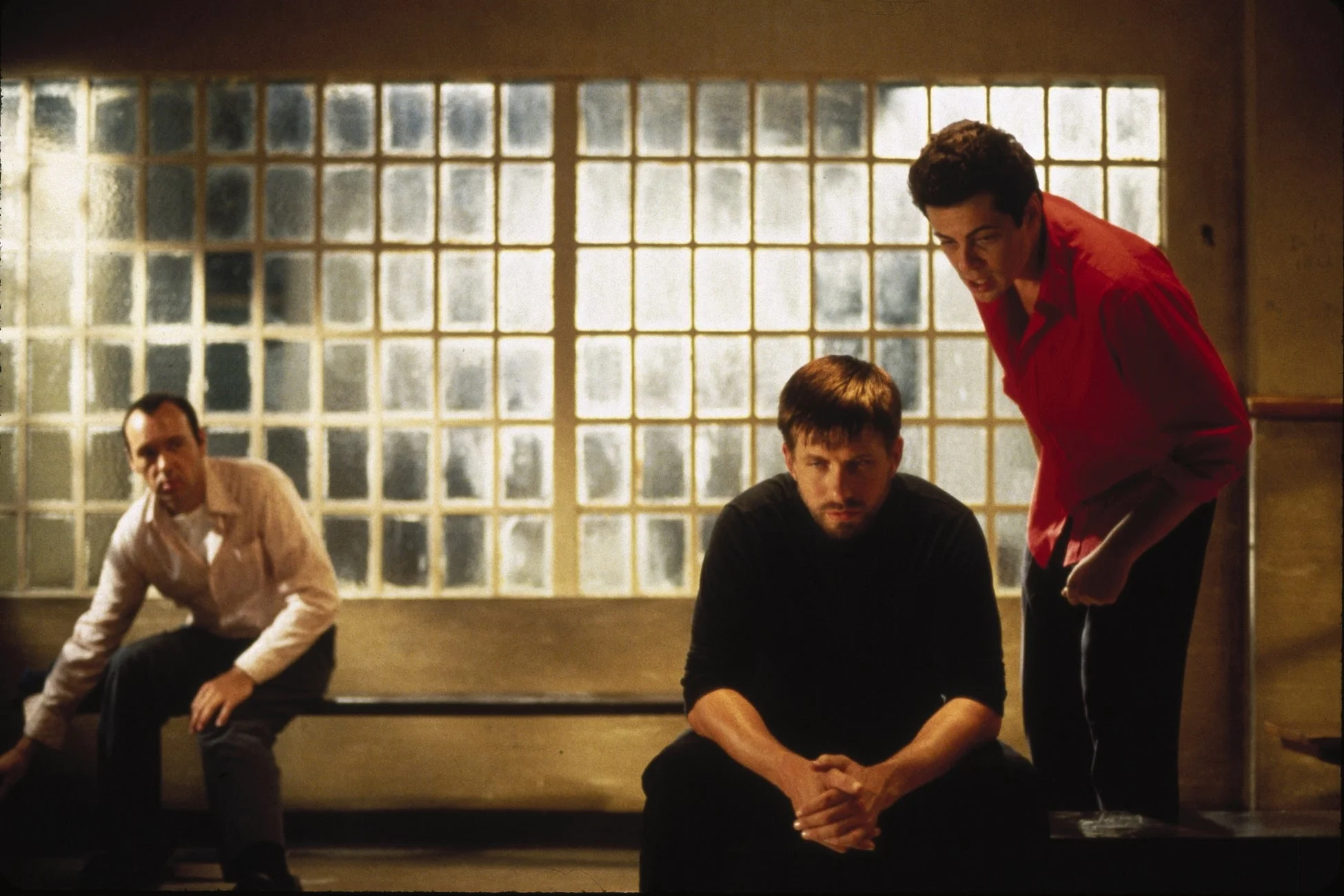 室内で会議をする3人の男性