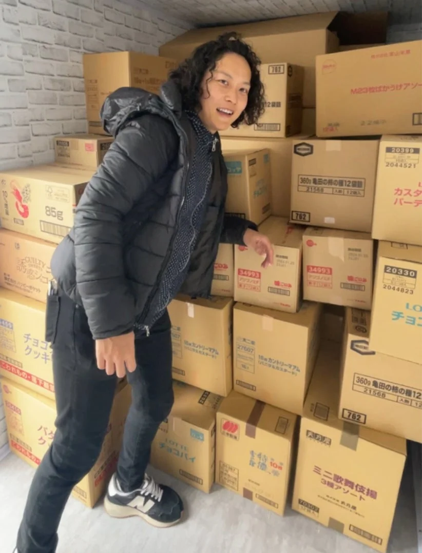 お菓子箱と笑顔の男性