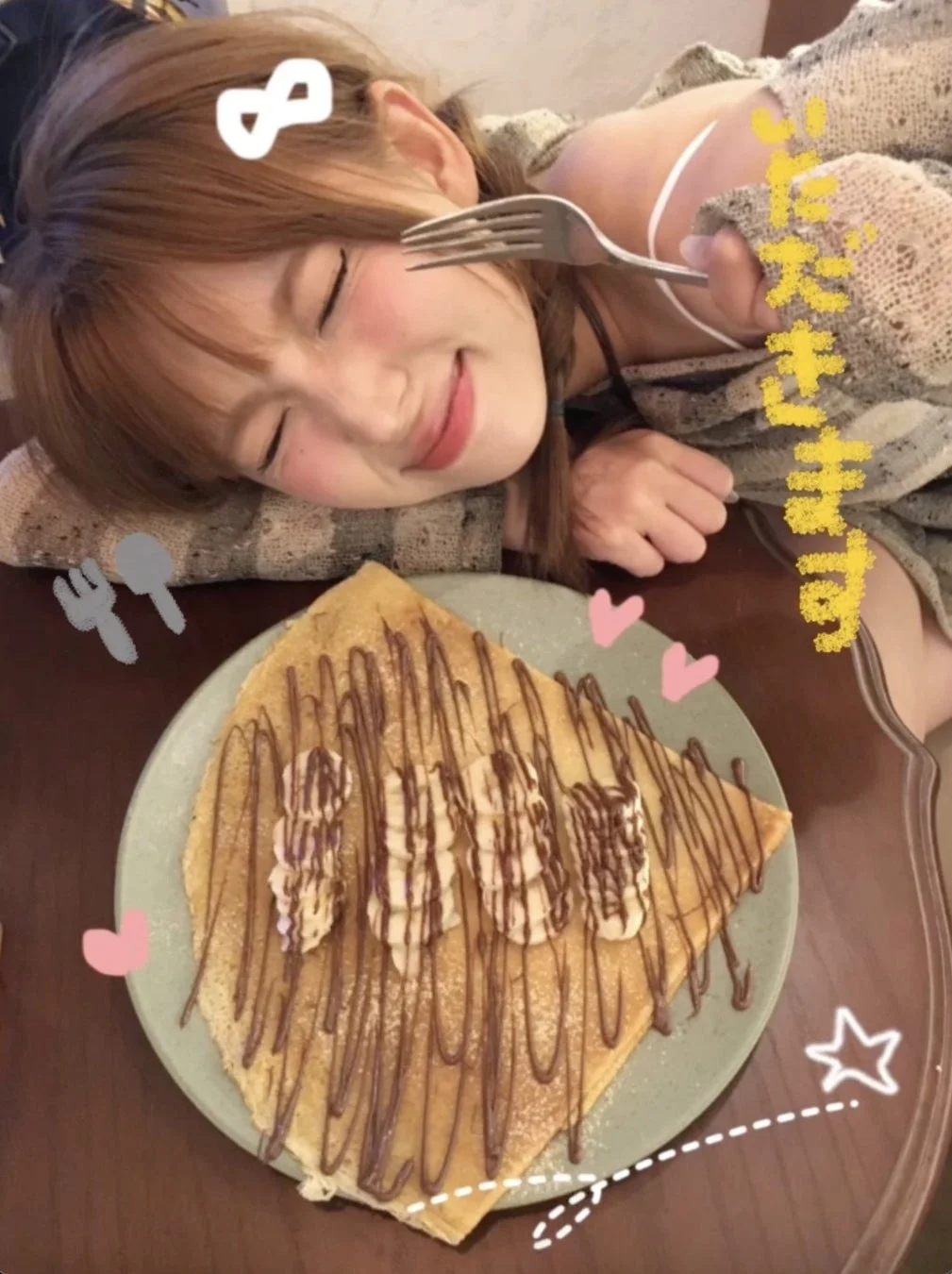 クレープを食べる女性