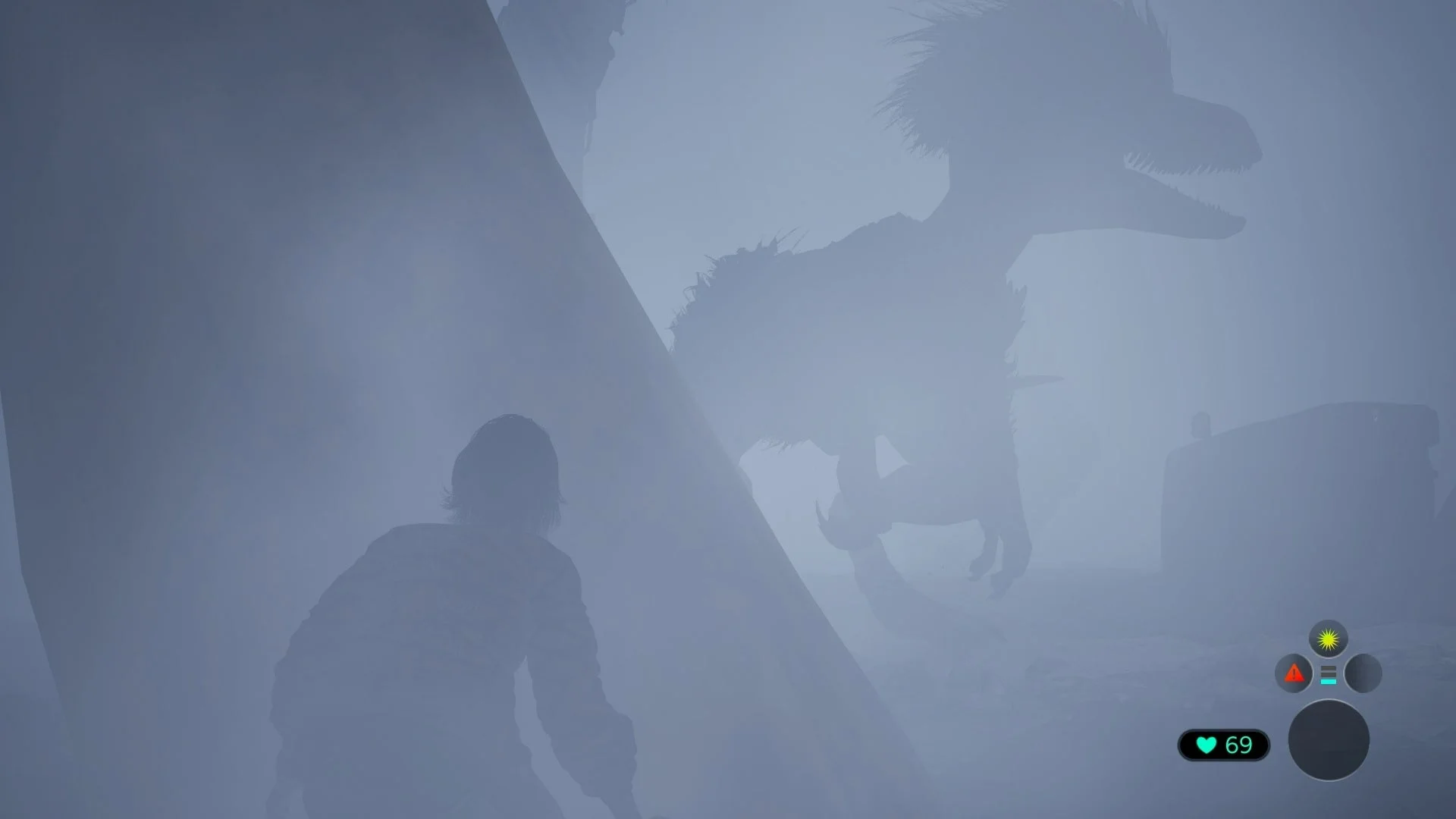 濃い霧に包まれた不気味な環境で、人物が巨大な影のようなクリーチャーと対峙している様子。