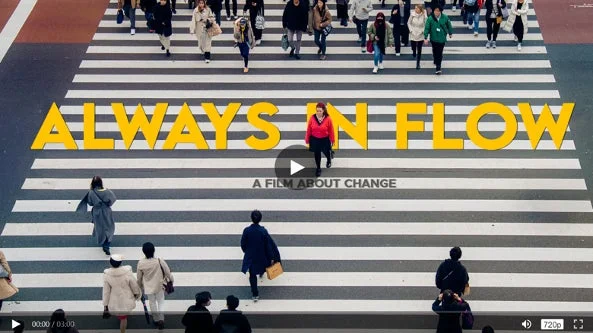 横断歩道を渡る人々を俯瞰で捉えた映像