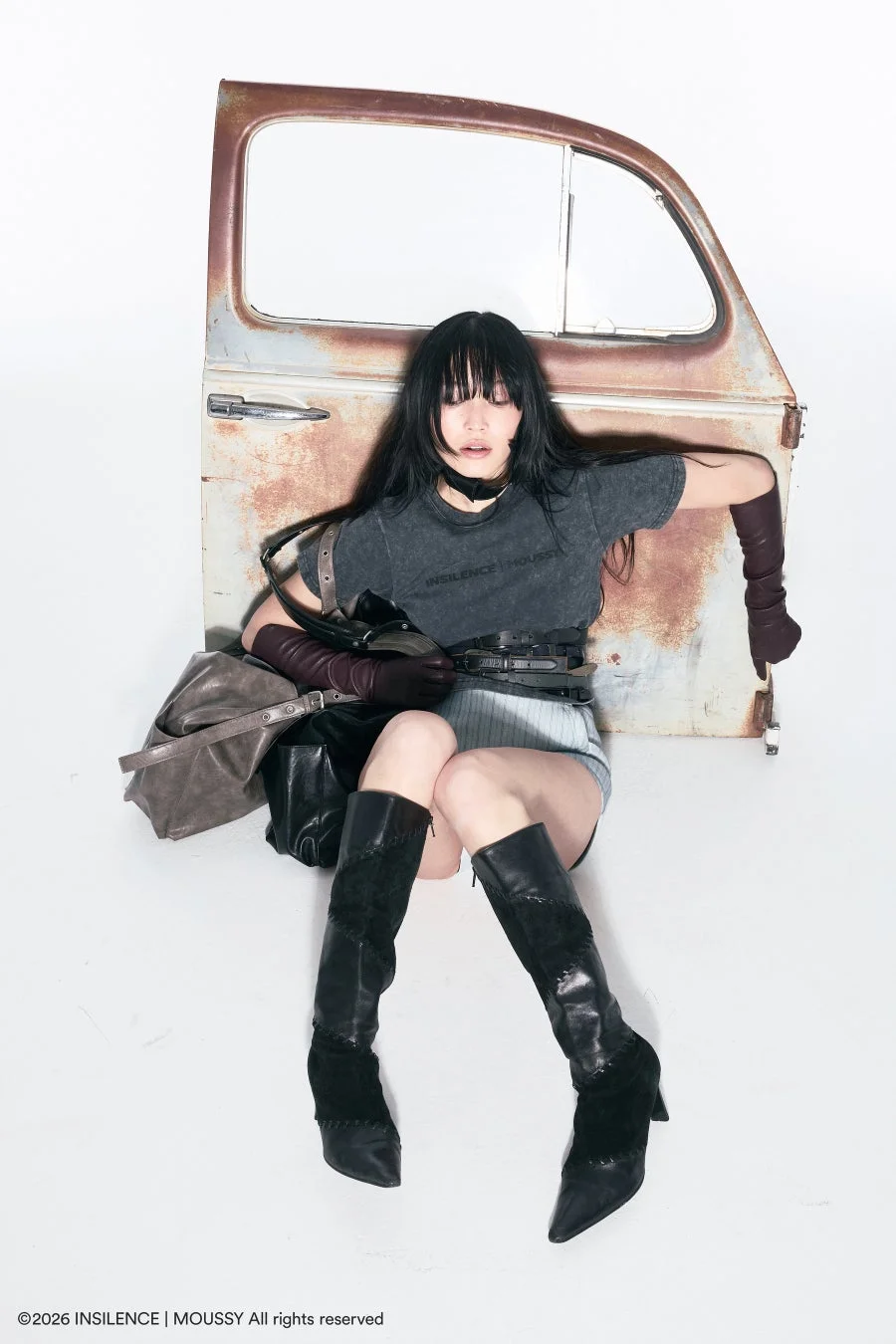 ミニスカートとロングブーツのエッジィなファッション