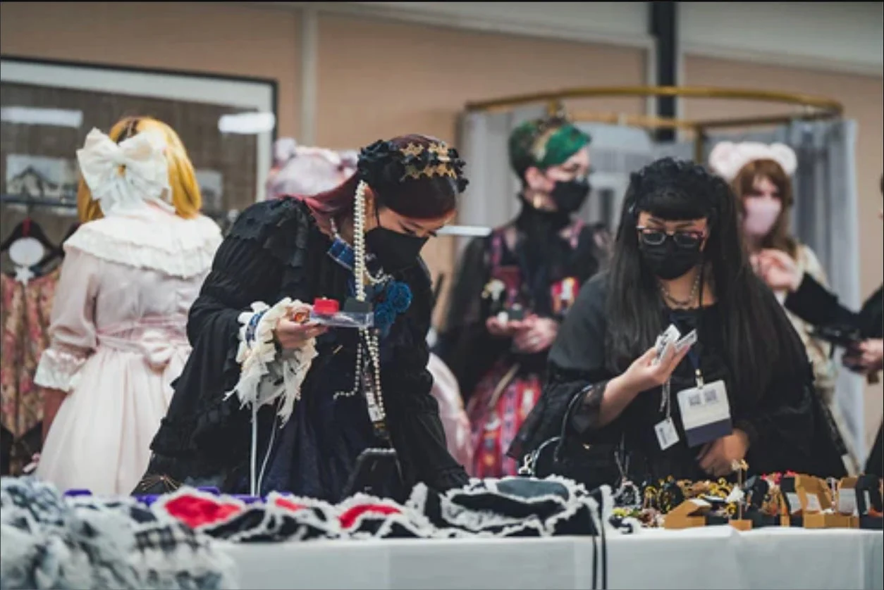 熱心に商品を見る来場者