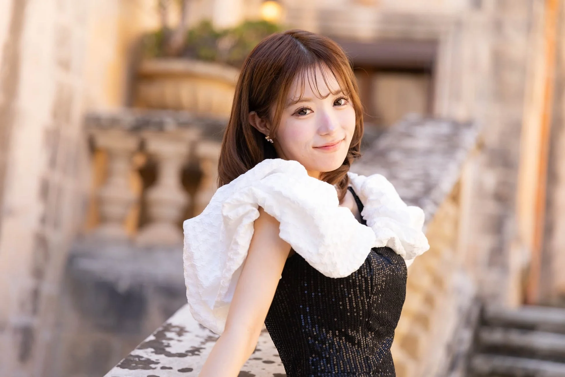 笑顔でカメラを見つめる女性