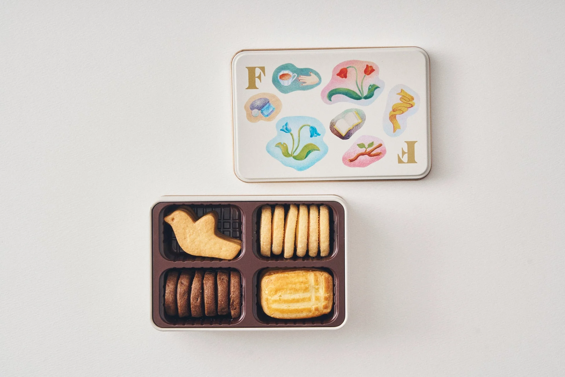 様々な種類のクッキーが詰め合わせられた缶入りのお菓子