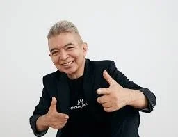 笑顔で両手の親指を立てている男性（YANAGIMAN氏）